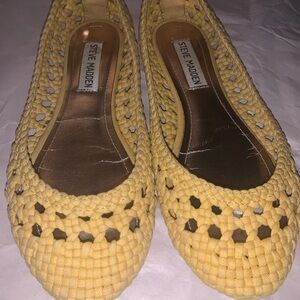 Women’s Vintage Steve Madden yellow crochet flat shoes size 9
